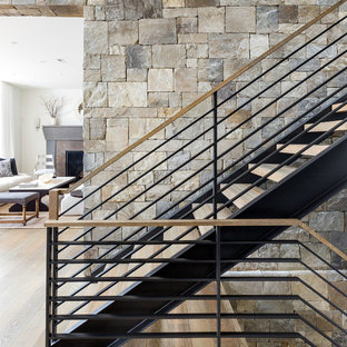 Geräumige Moderne Holztreppe in U-Form mit offenen Setzstufen und Mix-Geländer in Seattle