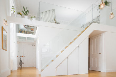 Imagen de escalera recta actual pequeña con escalones de madera y contrahuellas de madera