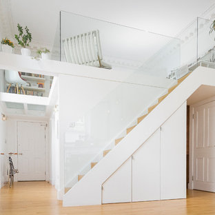 Imagen de escalera recta, actual, pequeña, con escalones de madera y contrahuellas de madera