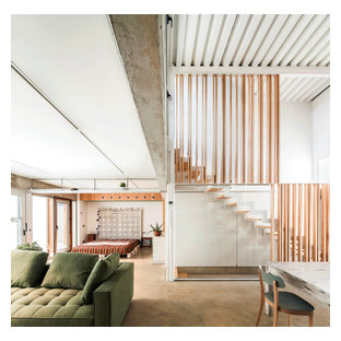 Imagen de escalera recta, actual, grande, sin contrahuella, con escalones de madera