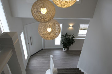 Exemple d'un grand escalier droit chic.