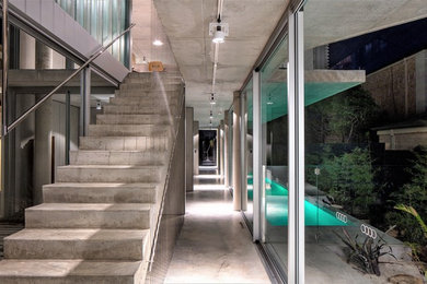 Идея дизайна: прямая бетонная лестница в стиле лофт с бетонными ступенями и перилами из тросов