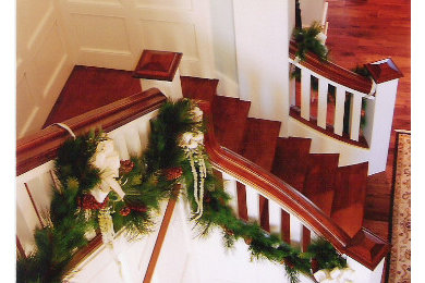 Foto de escalera en L tradicional grande con escalones de madera y contrahuellas de madera