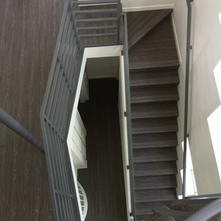 Foto de escalera en L, contemporánea, de tamaño medio, con escalones de acrílico y barandilla de metal