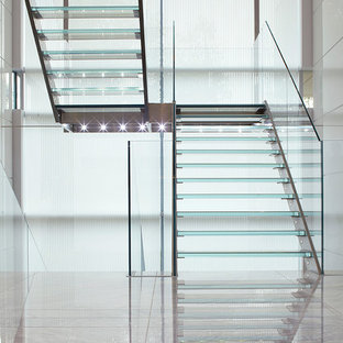 Idee per una grande scala a "U" minimal con pedata in vetro, parapetto in vetro e nessuna alzata