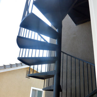Inredning av en modern liten spiraltrappa i metall
