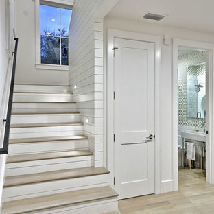 Foto de escalera en U, de estilo de casa de campo, con escalones de madera y contrahuellas de madera pintada