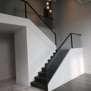 Ejemplo de escalera en U, minimalista, grande, con escalones de madera pintada, contrahuellas de madera pintada y barandilla de varios materiales