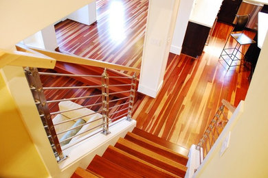 Foto de escalera moderna con escalones de madera y contrahuellas de madera