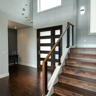Mittelgroße Moderne Holztreppe in L-Form mit Holz-Setzstufen und Drahtgeländer in Sonstige