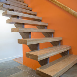 Ejemplo de escalera suspendida, moderna, pequeña, con escalones de madera