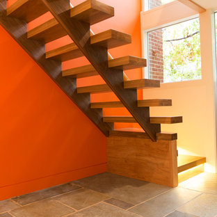 Foto de escalera suspendida, minimalista, pequeña, con escalones de madera