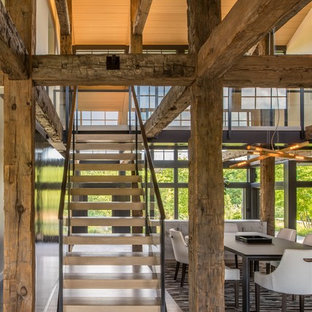Idee per una grande scala sospesa stile rurale con nessuna alzata, pedata in legno e parapetto in vetro