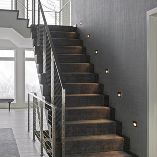 Mittelgroße Moderne Holztreppe in U-Form mit Stahlgeländer und Holz-Setzstufen in Burlington