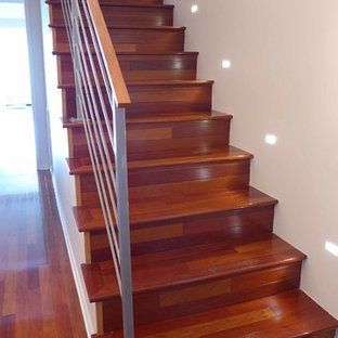 Imagen de escalera recta, tradicional renovada, pequeña