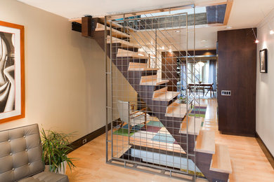 Diseño de escalera recta actual de tamaño medio con contrahuellas de madera