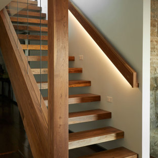 Schwebende Moderne Holztreppe mit offenen Setzstufen und Mix-Geländer in Nashville