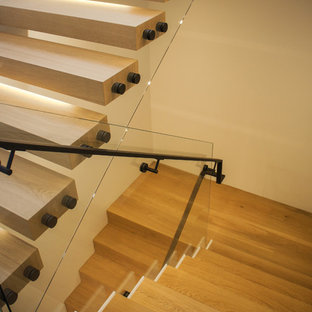 Mittelgroße Moderne Holztreppe in U-Form mit Holz-Setzstufen und Glasgeländer in San Francisco