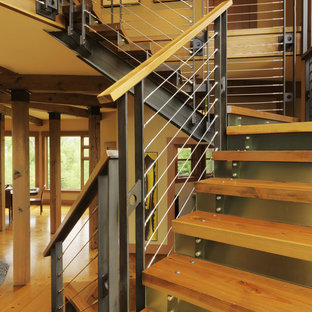 Moderne Holztreppe mit Metall-Setzstufen und Drahtgeländer in Burlington