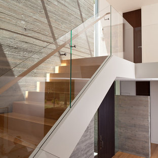 Foto di una scala moderna con pedata in legno e alzata in legno