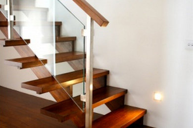 Modelo de escalera en L minimalista sin contrahuella con escalones de madera