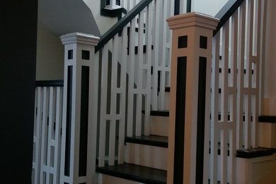 Foto de escalera curva moderna grande con escalones de madera, contrahuellas de madera y barandilla de madera