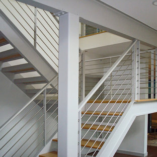 Retro Holztreppe in U-Form mit offenen Setzstufen in New York