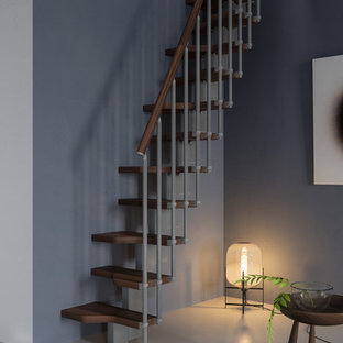 Foto de escalera recta, minimalista, pequeña, sin contrahuella, con escalones de madera y barandilla de madera