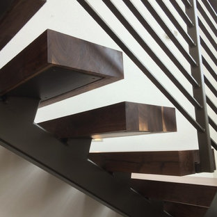 Schwebende, Mittelgroße Industrial Holztreppe mit Holz-Setzstufen in Austin