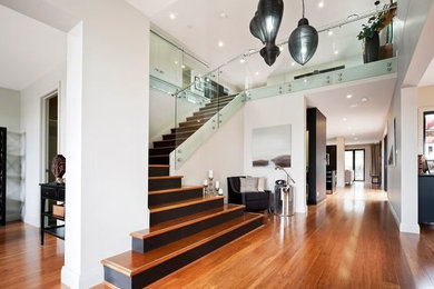Foto de escalera en L minimalista grande con escalones de madera y contrahuellas de madera