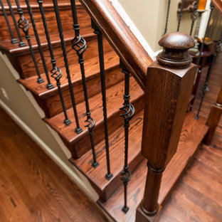 Imagen de escalera recta, clásica, de tamaño medio, con escalones de madera, contrahuellas de madera y barandilla de varios materiales