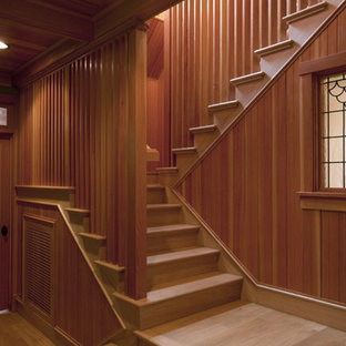 Ispirazione per una grande scala a "U" stile rurale con pedata in legno, alzata in legno e parapetto in legno
