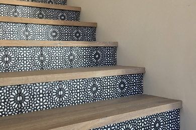 サンタバーバラにあるトランジショナルスタイルのおしゃれな階段の写真