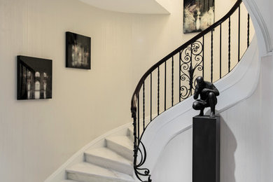 Idée de décoration pour un escalier courbe design avec palier.