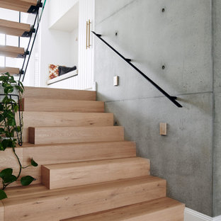 Foto de escalera en U y boiserie, costera, grande, sin contrahuella, con escalones de madera, barandilla de metal y boiserie