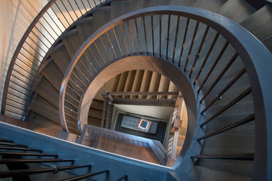 Идея дизайна: большая изогнутая лестница в стиле неоклассика (современная классика) с деревянными ступенями без подступенок