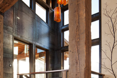 Diseño de escalera en U contemporánea sin contrahuella con escalones de madera y barandilla de metal