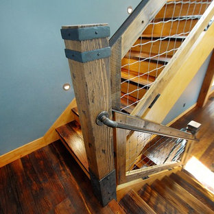 Idee per un'ampia scala a rampa dritta stile rurale con pedata in legno, alzata in legno e parapetto in materiali misti