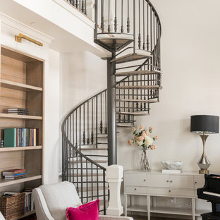Imagen de escalera de caracol, tradicional, de tamaño medio, sin contrahuella, con barandilla de metal y escalones de metal