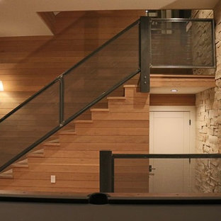 Foto de escalera recta, rústica, de tamaño medio, con escalones de madera, contrahuellas de madera y barandilla de varios materiales