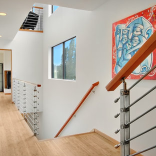 Foto de escalera recta, moderna, con barandilla de varios materiales