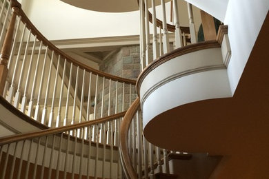 Diseño de escalera curva tradicional renovada de tamaño medio con escalones enmoquetados