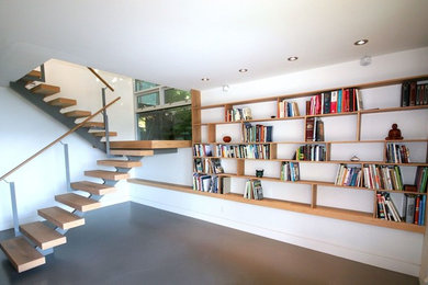 Diseño de escalera en U clásica de tamaño medio sin contrahuella con escalones de madera y barandilla de madera