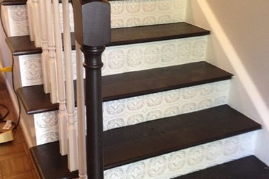 Imagen de escalera recta clásica renovada de tamaño medio con escalones de madera pintada