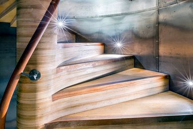 他の地域にある高級な中くらいなインダストリアルスタイルのおしゃれならせん階段 (木の蹴込み板) の写真