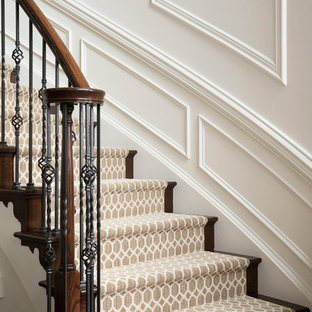 Imagen de escalera curva, tradicional renovada, grande, con escalones enmoquetados, contrahuellas enmoquetadas y barandilla de varios materiales