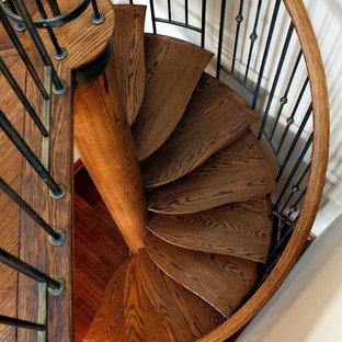 Esempio di una grande scala a chiocciola bohémian con pedata in legno e alzata in legno
