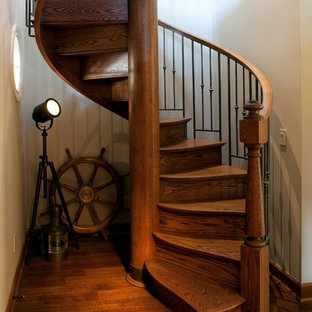 Idee per una grande scala a chiocciola boho chic con pedata in legno e alzata in legno
