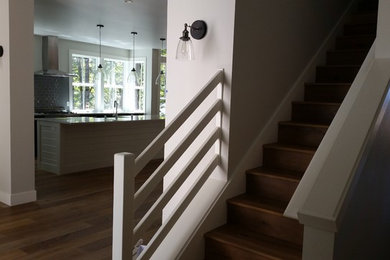 Foto de escalera recta clásica pequeña con escalones de madera, contrahuellas de madera y barandilla de madera