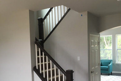 Mittelgroße Klassische Treppe in U-Form mit Teppich-Treppenstufen und Teppich-Setzstufen in Detroit
